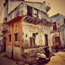 I couldint get enough of these old buiildings around the city of Agra.